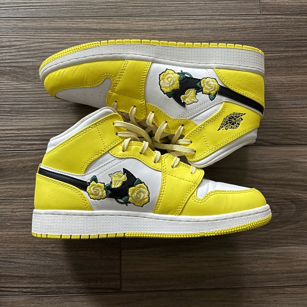 (GS) Air Jordan 1 Mid SE 'Rose Patch - Dynamic Yellow